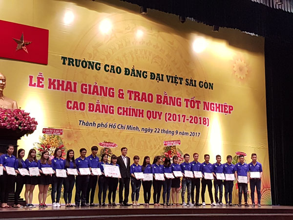Trường Cao đẳng Đại Việt Sài Gòn khai giảng năm học 2017 – 2018 và trao  bằng tốt nghiệp cho 808 tân cử nhân