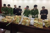 Bắt giữ nhóm đối tượng chở 8 bao tải chứa hàng trăm cân chất nghi ma túy tại Nghệ An