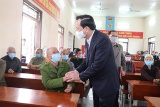 Bộ trưởng Đào Ngọc Dung tặng quà gia đình người có công, hộ nghèo và trẻ em Hà Nam