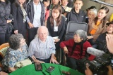 Cựu binh Mỹ giữ sổ nhật ký của liệt sĩ Việt Nam hơn 50 năm bật khóc khi trở lại TPHCM