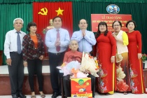Đồng Nai: Trao Huy hiệu 75 năm tuổi Đảng cho đồng chí Nguyễn Thị Nhàn