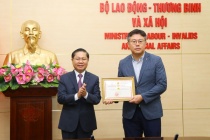Awarding Campaign Medal to Head of Representative Office of Korea Human Resource Development Agency in Vietnam