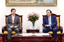 Minister Dao Ngoc Dung receives a member of the National Assembly of the Republic of Korea