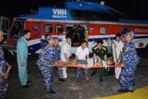 Kịp thời đưa 3 ngư dân bằng trực thăng về đất liền cấp cứu