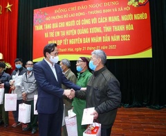 Bộ trưởng Đào Ngọc Dung tặng quà Tết gia đình chính sách và người lao động tại Thanh Hóa