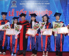 Trường Trung cấp Nguyễn Tất Thành trao bằng tốt nghiệp cho 60 học sinh