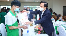 Minister Dao Ngoc Dung visits and pesents Tet gifts in Thanh Hoa