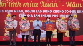 Chủ tịch nước Nguyễn Xuân Phúc thăm, tặng quà Tết công nhân lao động Thành phố Hồ Chí Minh