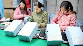 Sơn La: Xí nghiệp giày Phù Yên ổn định sản xuất, tạo việc làm cho người lao động