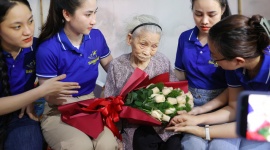 Thí sinh Sao Mai 2022 khu vực miền Trung - Tây Nguyên thăm mẹ Việt Nam anh hùng