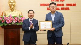 Awarding Campaign Medal to Head of Representative Office of Korea Human Resource Development Agency in Vietnam