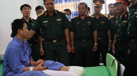 Tư lệnh Quân khu 7 thăm tặng quà quân nhân bị thương khi làm nhiệm vụ