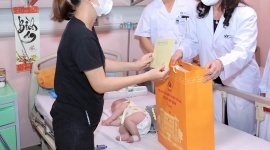 Phó Chủ tịch nước Võ Thị Ánh Xuân thăm và trao hỗ trợ trẻ em đang điều trị tại Bệnh viện Nhi Trung Ương