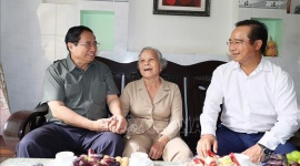 Thủ tướng viếng nghĩa trang liệt sỹ, thăm gia đình chính sách tỉnh Long An