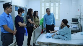 Quỹ Bảo trợ trẻ em Việt Nam thăm hỏi, trao hỗ trợ cho gia đinh trẻ em bị thương và tử vong trong vụ cháy chung cư mini Khương Hạ