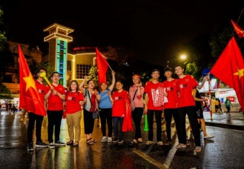 Phố đi bộ Hồ Gươm – Hà Nội: Cả biển người hâm mộ bất chấp trời mưa cổ vũ cho U23 Việt Nam
