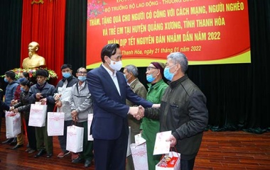 Bộ trưởng Đào Ngọc Dung tặng quà Tết gia đình chính sách và người lao động tại Thanh Hóa