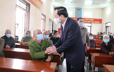 Bộ trưởng Đào Ngọc Dung tặng quà gia đình người có công, hộ nghèo và trẻ em Hà Nam