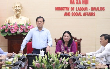 Thứ trưởng Nguyễn Bá Hoan tiếp đoàn đại biểu người có công Bến Tre