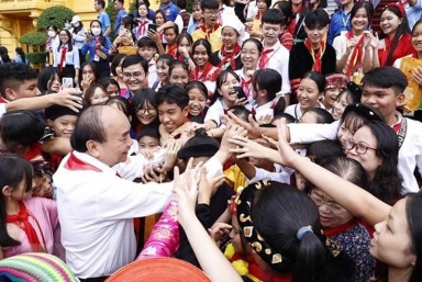 President meets outstanding children from all ethnic groups