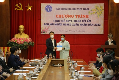 BHXH Việt Nam trao tặng quà cho người có hoàn cảnh khó khăn