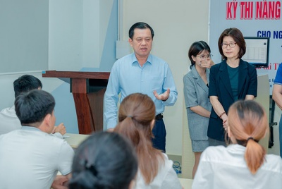 Thứ trưởng Nguyễn Bá Hoan kiểm tra kỳ thi tiếng Hàn theo chương trình EPS-TOPIK 2023